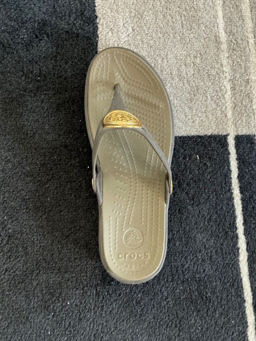 Crocs Women’s Flip Flops Sandals Gray with Gold Medallion Accent – Size W8 - Picture 3 of 4
